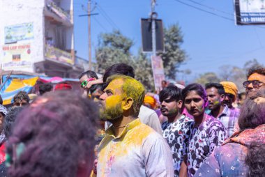Nandgoan halkı Barsana 'yı her yıl Lathmar Holi ayini olarak Barsana' nın kadınlarıyla renkli Holi oynamak için ziyaret eder.