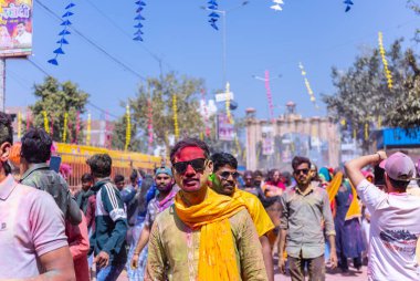 Nandgoan halkı Barsana 'yı her yıl Lathmar Holi ayini olarak Barsana' nın kadınlarıyla renkli Holi oynamak için ziyaret eder.