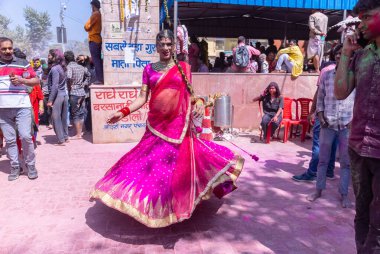 Nandgoan halkı Barsana 'yı her yıl Lathmar Holi ayini olarak Barsana' nın kadınlarıyla renkli Holi oynamak için ziyaret eder.