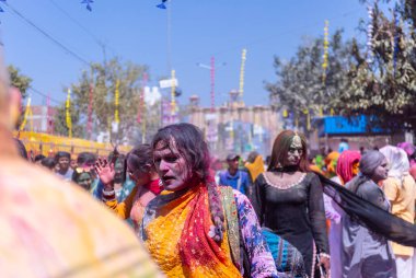 Nandgoan halkı Barsana 'yı her yıl Lathmar Holi ayini olarak Barsana' nın kadınlarıyla renkli Holi oynamak için ziyaret eder.