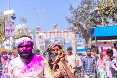 Nandgoan halkı Barsana 'yı her yıl Lathmar Holi ayini olarak Barsana' nın kadınlarıyla renkli Holi oynamak için ziyaret eder.