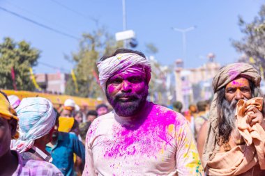 Nandgoan halkı Barsana 'yı her yıl Lathmar Holi ayini olarak Barsana' nın kadınlarıyla renkli Holi oynamak için ziyaret eder.
