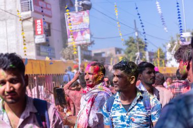 Nandgoan halkı Barsana 'yı her yıl Lathmar Holi ayini olarak Barsana' nın kadınlarıyla renkli Holi oynamak için ziyaret eder.