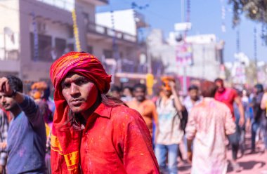 Nandgoan halkı Barsana 'yı her yıl Lathmar Holi ayini olarak Barsana' nın kadınlarıyla renkli Holi oynamak için ziyaret eder.