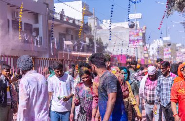 Nandgoan halkı Barsana 'yı her yıl Lathmar Holi ayini olarak Barsana' nın kadınlarıyla renkli Holi oynamak için ziyaret eder.