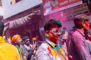 Nandgoan halkı Barsana 'yı her yıl Lathmar Holi ayini olarak Barsana' nın kadınlarıyla renkli Holi oynamak için ziyaret eder.