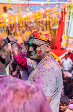 Nandgoan halkı Barsana 'yı her yıl Lathmar Holi ayini olarak Barsana' nın kadınlarıyla renkli Holi oynamak için ziyaret eder.