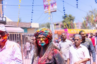 Nandgoan halkı Barsana 'yı her yıl Lathmar Holi ayini olarak Barsana' nın kadınlarıyla renkli Holi oynamak için ziyaret eder.