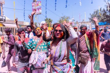 Nandgoan halkı Barsana 'yı her yıl Lathmar Holi ayini olarak Barsana' nın kadınlarıyla renkli Holi oynamak için ziyaret eder.