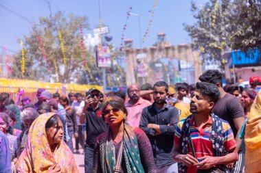 Nandgoan halkı Barsana 'yı her yıl Lathmar Holi ayini olarak Barsana' nın kadınlarıyla renkli Holi oynamak için ziyaret eder.