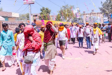 Nandgoan halkı Barsana 'yı her yıl Lathmar Holi ayini olarak Barsana' nın kadınlarıyla renkli Holi oynamak için ziyaret eder.