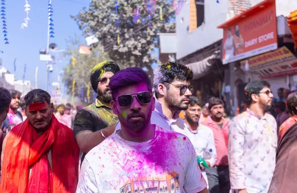 Nandgoan halkı Barsana 'yı her yıl Lathmar Holi ayini olarak Barsana' nın kadınlarıyla renkli Holi oynamak için ziyaret eder.