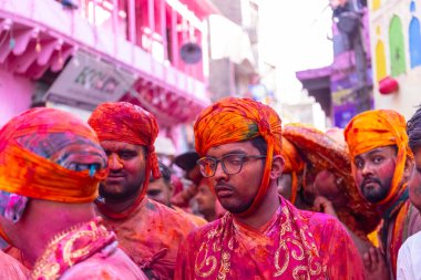 Nandgoan halkı Barsana 'yı her yıl Lathmar Holi ayini olarak Barsana' nın kadınlarıyla renkli Holi oynamak için ziyaret eder.