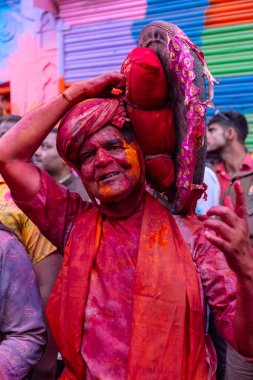 Nandgoan halkı Barsana 'yı her yıl Lathmar Holi ayini olarak Barsana' nın kadınlarıyla renkli Holi oynamak için ziyaret eder.