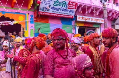Nandgoan halkı Barsana 'yı her yıl Lathmar Holi ayini olarak Barsana' nın kadınlarıyla renkli Holi oynamak için ziyaret eder.