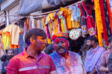 Nandgoan halkı Barsana 'yı her yıl Lathmar Holi ayini olarak Barsana' nın kadınlarıyla renkli Holi oynamak için ziyaret eder.
