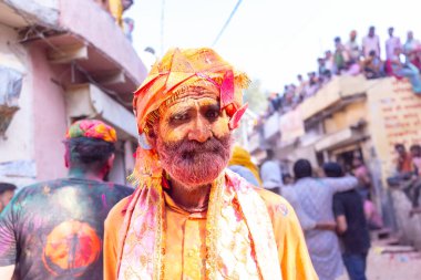 Nandgoan halkı Barsana 'yı her yıl Lathmar Holi ayini olarak Barsana' nın kadınlarıyla renkli Holi oynamak için ziyaret eder.