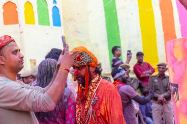 Nandgoan halkı Barsana 'yı her yıl Lathmar Holi ayini olarak Barsana' nın kadınlarıyla renkli Holi oynamak için ziyaret eder.