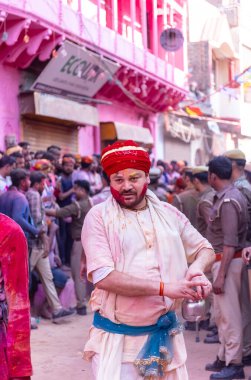 Nandgoan halkı Barsana 'yı her yıl Lathmar Holi ayini olarak Barsana' nın kadınlarıyla renkli Holi oynamak için ziyaret eder.