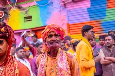 Nandgoan halkı Barsana 'yı her yıl Lathmar Holi ayini olarak Barsana' nın kadınlarıyla renkli Holi oynamak için ziyaret eder.