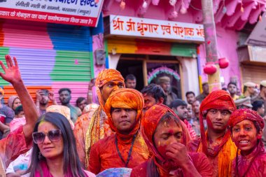 Nandgoan halkı Barsana 'yı her yıl Lathmar Holi ayini olarak Barsana' nın kadınlarıyla renkli Holi oynamak için ziyaret eder.