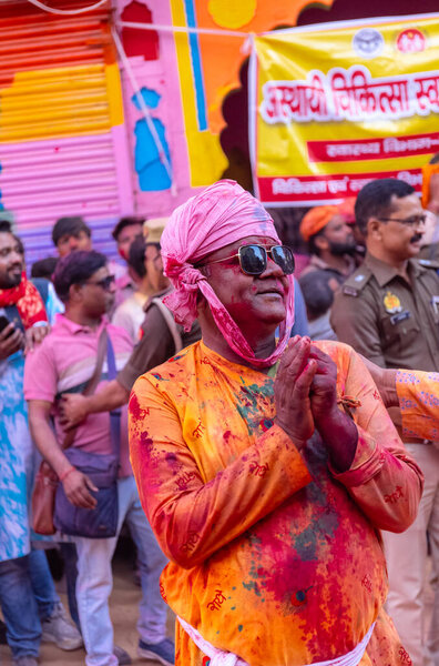 Люди из Нандгоана посещают Барсану, чтобы играть в красочный Холи с женщинами Барсаны, как ритуал Lathmar Holi каждый год