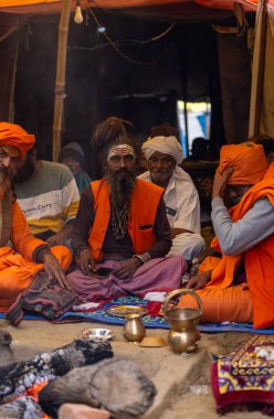 Prayagraj, Uttar Pradesh, Hindistan - 13 Ocak 2025: Mahakumbh, Sangam 'da Ganga nehrine kutsal dalış yapmak ve ibadet etmek için maha kumbh mela' ya katılan kutsal erkek çocuk portresi.