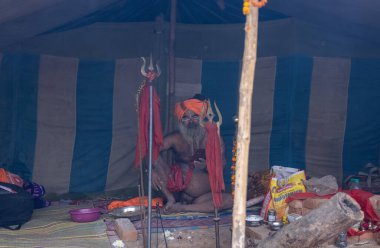 Prayagraj, Uttar Pradesh, Hindistan - 13 Ocak 2025: Mahakumbh, Sangam 'da Ganga nehrine kutsal dalış yapmak ve ibadet etmek için maha kumbh mela' ya katılan kutsal erkek çocuk portresi.