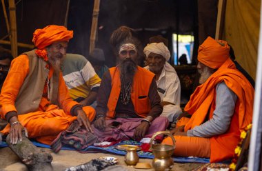 Prayagraj, Uttar Pradesh, Hindistan - 13 Ocak 2025: Mahakumbh, Sangam 'da Ganga nehrine kutsal dalış yapmak ve ibadet etmek için maha kumbh mela' ya katılan kutsal erkek çocuk portresi.