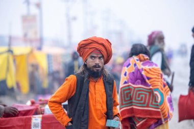 Prayagraj, Uttar Pradesh, Hindistan - 13 Ocak 2025: Mahakumbh, Sangam 'da Ganga nehrine kutsal dalış yapmak ve ibadet etmek için maha kumbh mela' ya katılan kutsal erkek sadhu baba portresi.