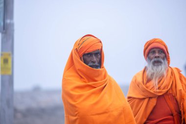 Prayagraj, Uttar Pradesh, Hindistan - 13 Ocak 2025: Mahakumbh, Sangam 'da Ganga nehrine kutsal dalış yapmak ve ibadet etmek için maha kumbh mela' ya katılan kutsal erkek sadhu baba portresi.