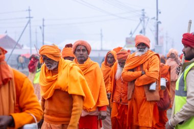 Prayagraj, Uttar Pradesh, Hindistan - 13 Ocak 2025: Mahakumbh, Sangam 'da Ganga nehrine kutsal dalış yapmak ve ibadet etmek için maha kumbh mela' ya katılan kutsal erkek sadhu baba portresi.