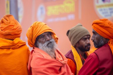 Prayagraj, Uttar Pradesh, Hindistan - 13 Ocak 2025: Mahakumbh, Sangam 'da Ganga nehrine kutsal dalış yapmak ve ibadet etmek için maha kumbh mela' ya katılan kutsal erkek sadhu baba portresi.