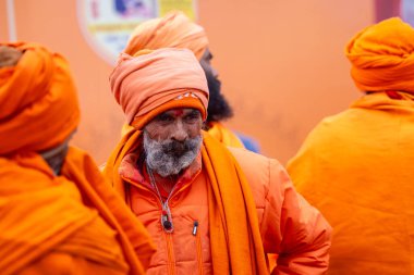Prayagraj, Uttar Pradesh, Hindistan - 13 Ocak 2025: Mahakumbh, Sangam 'da Ganga nehrine kutsal dalış yapmak ve ibadet etmek için maha kumbh mela' ya katılan kutsal erkek sadhu baba portresi.