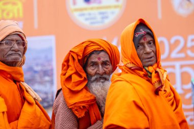 Prayagraj, Uttar Pradesh, Hindistan - 13 Ocak 2025: Mahakumbh, Sangam 'da Ganga nehrine kutsal dalış yapmak ve ibadet etmek için maha kumbh mela' ya katılan kutsal erkek sadhu baba portresi.