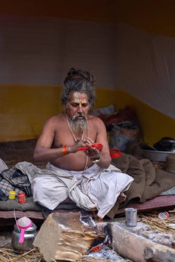 Prayagraj, Uttar Pradesh, Hindistan - 13 Ocak 2025: Mahakumbh, Sangam 'da Ganga nehrine kutsal dalış yapmak ve ibadet etmek için maha kumbh mela' ya katılan kutsal erkek çocuk portresi.