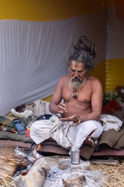Prayagraj, Uttar Pradesh, Hindistan - 13 Ocak 2025: Mahakumbh, Sangam 'da Ganga nehrine kutsal dalış yapmak ve ibadet etmek için maha kumbh mela' ya katılan kutsal erkek çocuk portresi.