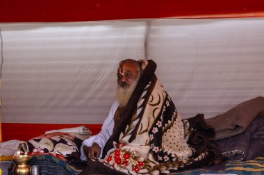 Prayagraj, Uttar Pradesh, Hindistan - 13 Ocak 2025: Mahakumbh, Sangam 'da Ganga nehrine kutsal dalış yapmak ve ibadet etmek için maha kumbh mela' ya katılan kutsal erkek çocuk portresi.