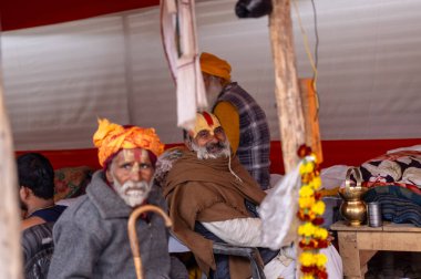 Prayagraj, Uttar Pradesh, Hindistan - 13 Ocak 2025: Mahakumbh, Sangam 'da Ganga nehrine kutsal dalış yapmak ve ibadet etmek için maha kumbh mela' ya katılan kutsal erkek çocuk portresi.