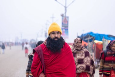 Prayagraj, Uttar Pradesh, Hindistan - 13 Ocak 2025: Mahakumbh, Sangam 'da Ganga nehrine kutsal dalış yapmak ve ibadet etmek için maha kumbh mela' ya katılan kutsal erkek sadhu baba portresi.