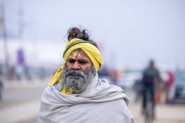 Prayagraj, Uttar Pradesh, Hindistan - 13 Ocak 2025: Mahakumbh, Sangam 'da Ganga nehrine kutsal dalış yapmak ve ibadet etmek için maha kumbh mela' ya katılan kutsal erkek sadhu baba portresi.