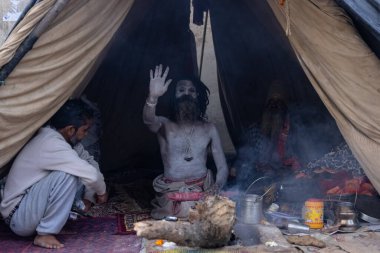 Prayagraj, Uttar Pradesh, Hindistan - 13 Ocak 2025: Mahakumbh, Sangam 'da Ganga nehrine kutsal dalış yapmak ve ibadet etmek için maha kumbh mela' ya katılan kutsal erkek çocuk portresi.