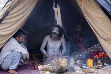Prayagraj, Uttar Pradesh, Hindistan - 13 Ocak 2025: Mahakumbh, Sangam 'da Ganga nehrine kutsal dalış yapmak ve ibadet etmek için maha kumbh mela' ya katılan kutsal erkek çocuk portresi.