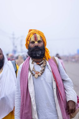 Prayagraj, Uttar Pradesh, Hindistan - 13 Ocak 2025: Mahakumbh, Sangam 'da Ganga nehrine kutsal dalış yapmak ve ibadet etmek için maha kumbh mela' ya katılan kutsal erkek sadhu baba portresi.