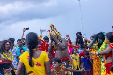 Kulashekharapatnam, Tamilnadu, Hindistan - 11 Ekim 2024: Kulasai, Hint Hindu dindar portresi boyalı yüz ve tanrıça Kali gibi giyinmiş kulasai dasara tarikatının ayinlerini gerçekleştirmek için.
