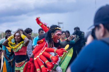 Kulashekharapatnam, Tamilnadu, Hindistan - 11 Ekim 2024: Kulasai, Hint Hindu dindar portresi boyalı yüz ve tanrıça Kali gibi giyinmiş kulasai dasara tarikatının ayinlerini gerçekleştirmek için.