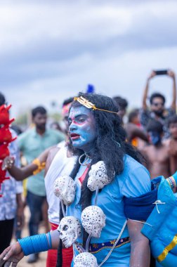 Kulashekharapatnam, Tamilnadu, Hindistan - 11 Ekim 2024: Kulasai, Hint Hindu dindar portresi boyalı yüz ve tanrıça Kali gibi giyinmiş kulasai dasara tarikatının ayinlerini gerçekleştirmek için.