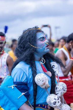 Kulashekharapatnam, Tamilnadu, Hindistan - 11 Ekim 2024: Kulasai, Hint Hindu dindar portresi boyalı yüz ve tanrıça Kali gibi giyinmiş kulasai dasara tarikatının ayinlerini gerçekleştirmek için.