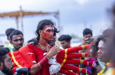 Kulashekharapatnam, Tamilnadu, Hindistan - 11 Ekim 2024: Kulasai, Hint Hindu dindar portresi boyalı yüz ve tanrıça Kali gibi giyinmiş kulasai dasara tarikatının ayinlerini gerçekleştirmek için.