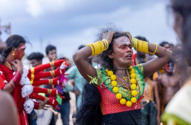 Kulashekharapatnam, Tamilnadu, Hindistan - 11 Ekim 2024: Kulasai, Hint Hindu dindar portresi boyalı yüz ve tanrıça Kali gibi giyinmiş kulasai dasara tarikatının ayinlerini gerçekleştirmek için.